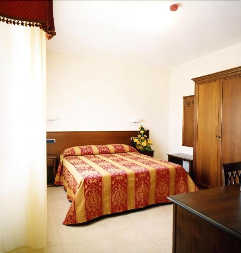 Hotel Tiziana Montepulciano Stazione エクステリア 写真
