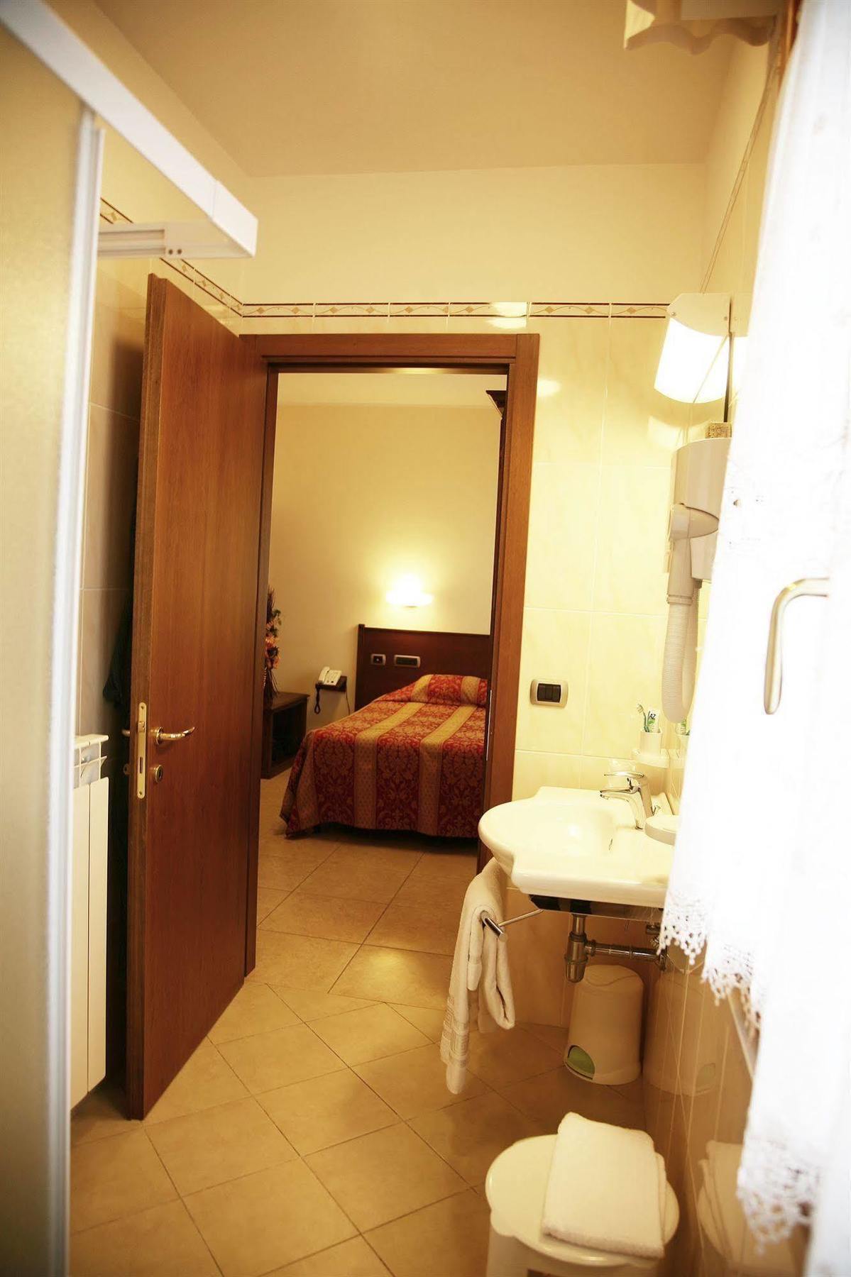 Hotel Tiziana Montepulciano Stazione エクステリア 写真